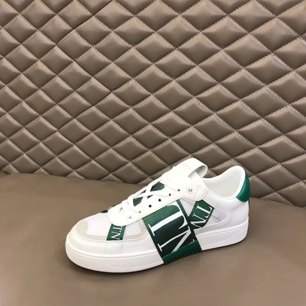 P440◾️▫️V L7N spring and summer 🆕 calfskin lace-up sneakers, no man should be able to refuse this one, classic color scheme, so handsome! Purchase a high-precision replica of the original version to instantly sell off the market currency! 6 VLTN logo rubber effect straps - Valentino Garavani Logo printed on the back and tongue, all materials are customized to ensure quality!  Size: 38-45